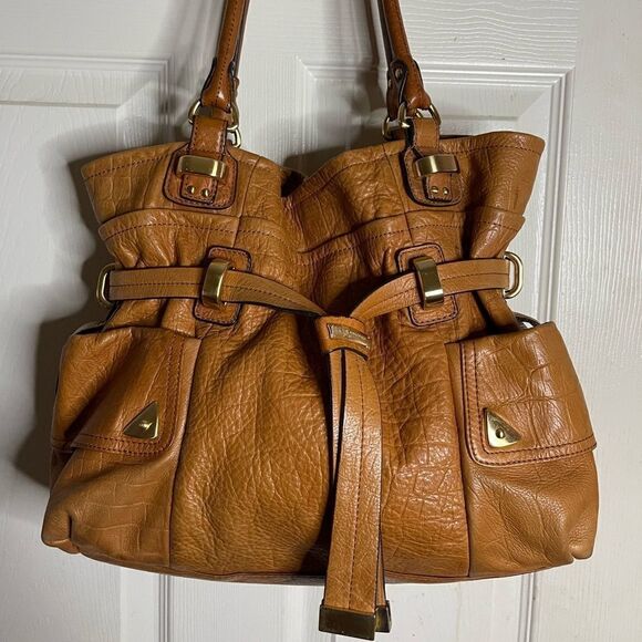 B Makowsky leather tan shoulder bag with soft finish gold tone accents - Picture 1 of 13